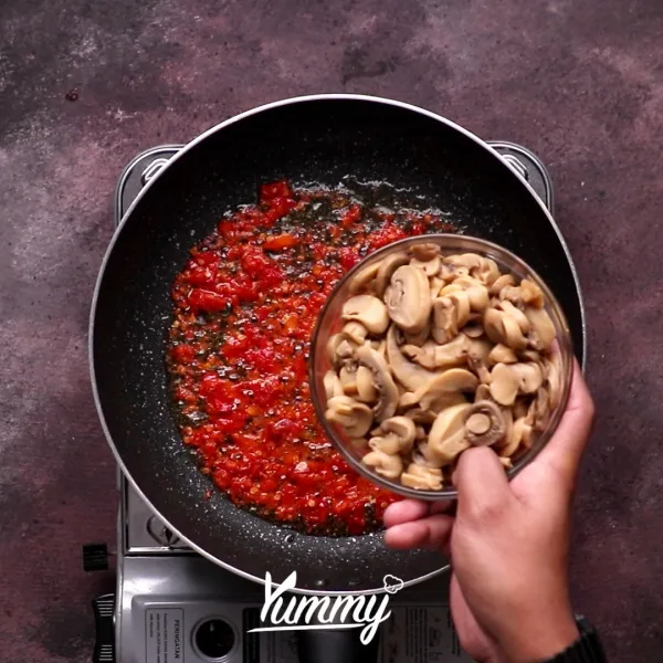 Tambahkan jamur kancing dan ayam ke dalamnya hingga tercampur rata dan matang.