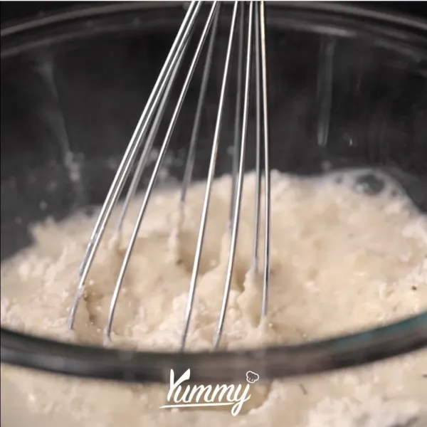 Masukkan tepung terigu, tepung beras dan penyedap rasa dalam satu wadah. Beri air aduk rata.