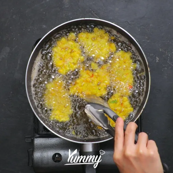 Panaskan minyak, goreng bakwan tipis melebar hingga kuning kecoklatan.