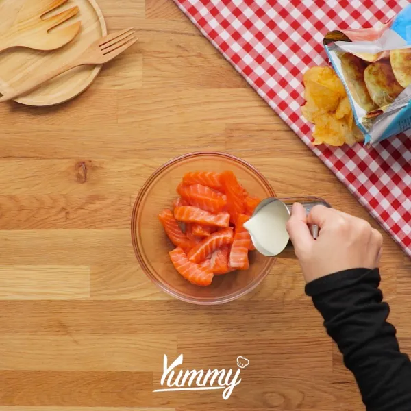 Marinasi ikan dengan susu, air jeruk nipis, garam dan lada selama 30 menit.