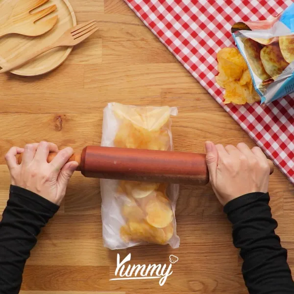 Hancurkan potato chips hingga membentuk serpihan, sisihkan.