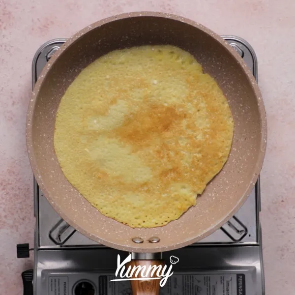 Panaskan margarine pada teflon, bentuk adonan pancake tipis merata hingga kuning di kedua sisinya. Sisihkan.