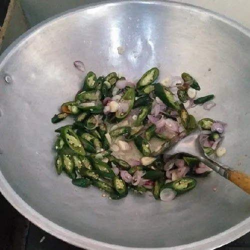 Panaskan minyak, lalu tumis bawang putih, bawang merh dan cabe hingga harum.
