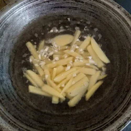 setelah air mendidih masukan kentang ,rebus selama 5 menit
