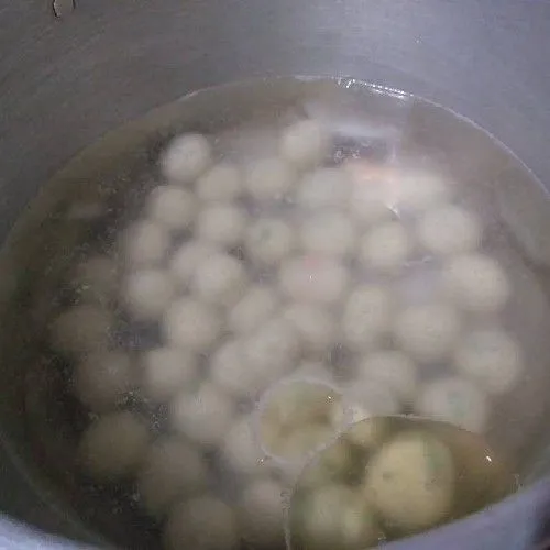 6. Siapkan air panas, lalu tambahkan 2 sdm minyak goreng, masukkan cilok dan masak sampai semua mengapung.