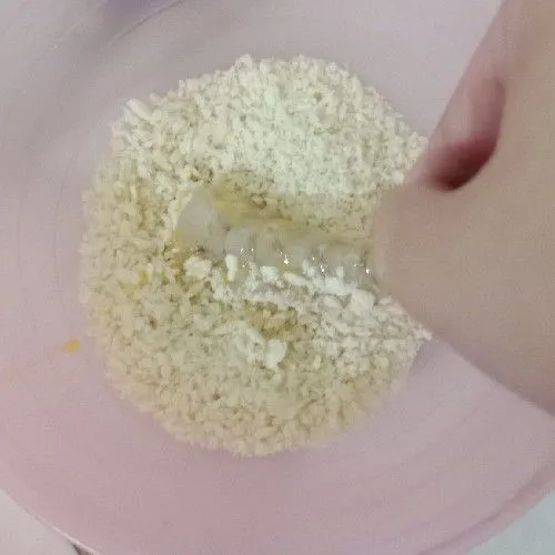 Lalu beri tepung pada badan udang (ditekan-tekan dengan jari) agar tepung menempel.