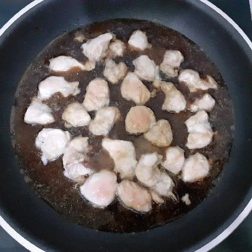 Setelah bahan saus mulai mendidih, masukkan ayam fillet yang sudah dipotong dan bersihkan. Masak ayam sampai setengah matang matang.