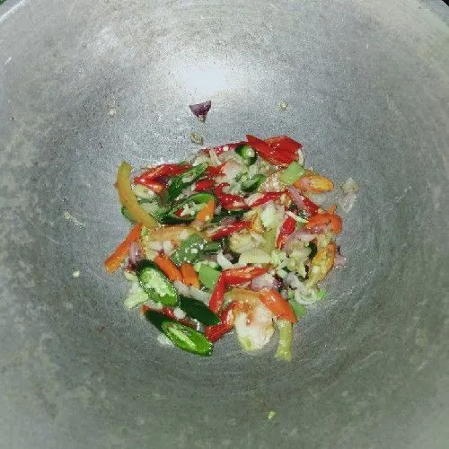 Siapkan minyak goreng untuk menumis bawang merah, bawang putih, bawang bombay hingga layu kemudian masukan cabai yang sudah dipotong.