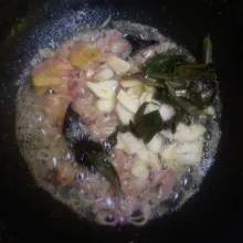 Panaskan minyak goreng sedikit, tumis bawang merah, jahe, lengkuas, dan daun salam. Tumis hingga bawang merah agak layu, masukkan bawang putih, dan daun kari. Tumis hingga bumbu matang dan harum.
