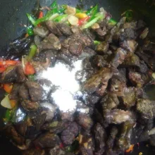 Masukkan cabai dan tomat, paru beserta garam, kaldu, dan air. Aduk rata dan masak sebentar sampai air meresap.