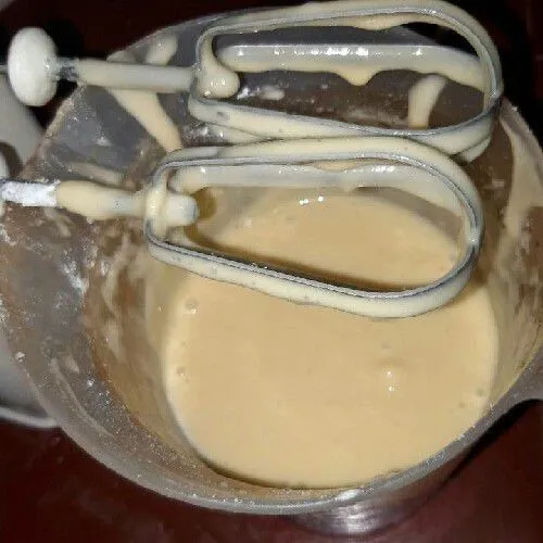 Masukkan susu bubuk, air, dan mentega cair, mix dengan kecepatan rendah selama 2 menit.