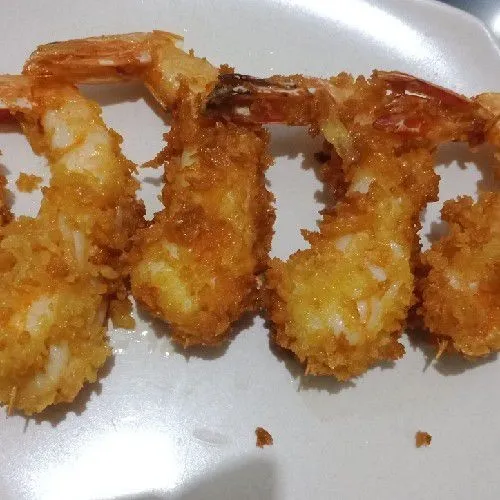 Udang tempura krispi siap disantap.