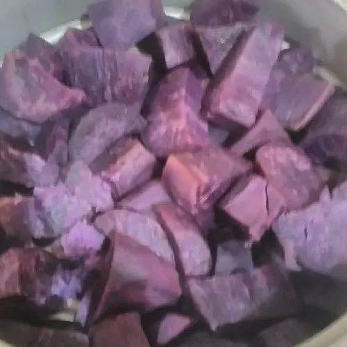 Kupas ubi ungu, cuci bersih, lalu kukus hingga matang
