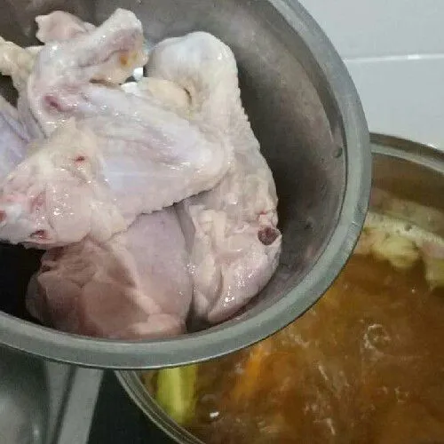 3. Setelah mendidih masukkan ayam kemudian air asam jawa, lalu aduk rata. Masak hingga ayam setengah matang.