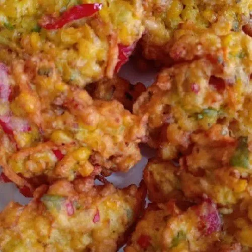 Angkat dan tiriskan bakwan ketika sudah kuning kecoklatan. Bakwan siap di sajikan.