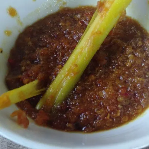 Tumis harum Bawang merah, Bawang Putih, Cabai Rawit ,Kemiri, Jahe, Kunyit, Lengkuas yang sudah dihaluskan hingga berubah warna. Lalu angkat dan simpan di mangkok kecil.