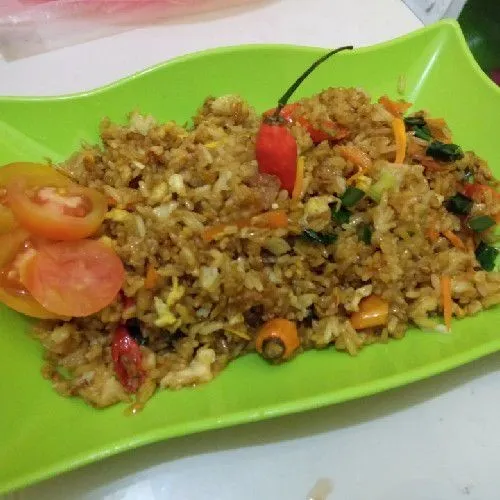 Masak hingga matang dan nasi goreng siap disajikan.