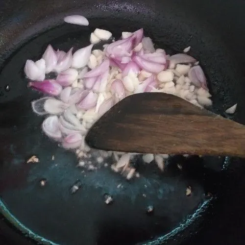 Tumis bawang merah dan bawang putih cincang.