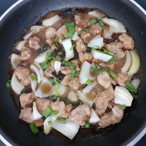 Setelah ayam setengah matang tambahkan potongan bawang bombay dan daun bawang