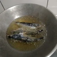 Goreng ikan pindang.