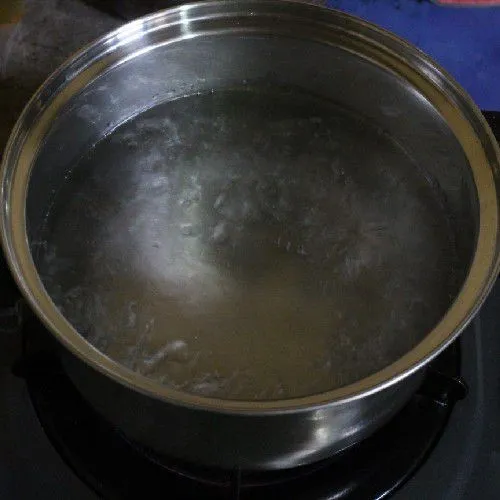 Rebus air  hingga mendidih, tambahkan 1 sdm minyak goreng.