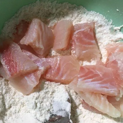 Masukkan potongan ikan dori ke dalam tepung kemudian celupkan ke dalam telur dan masukan kembali ke dalam adonan tepung.