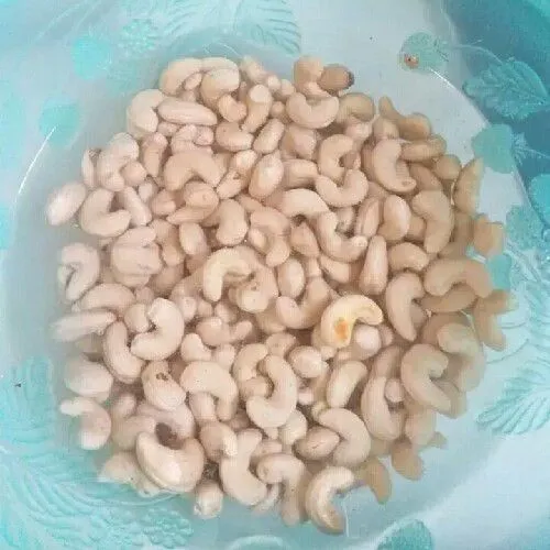 Cuci kacang mete menggunakan air hangat sebanyak 2-3 kali