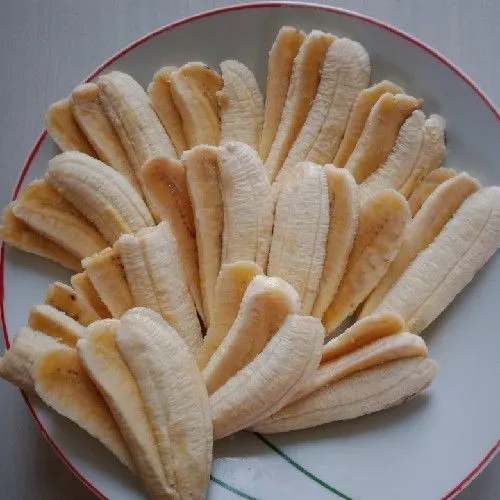Kupas pisang, lalu iris bentuk kipas.