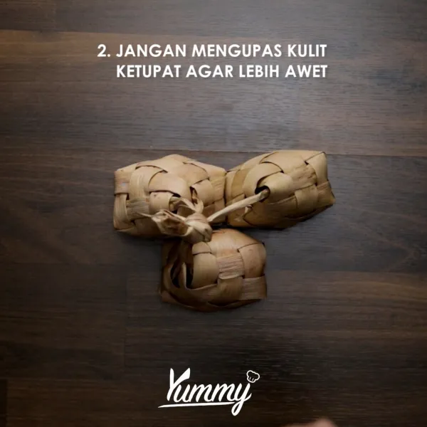Ketupat/lontong akan lebih awet disimpan jika belum dikupas dari bungkus daunnya.