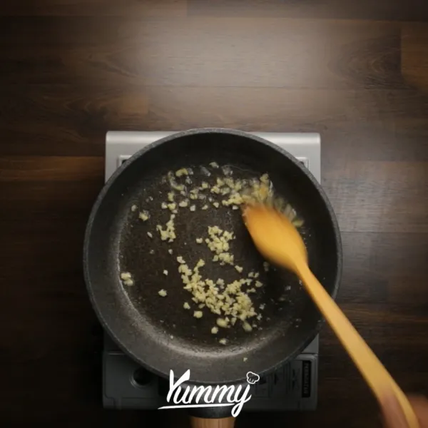 Tumis bawang putih cincang, tumis hingga harum.