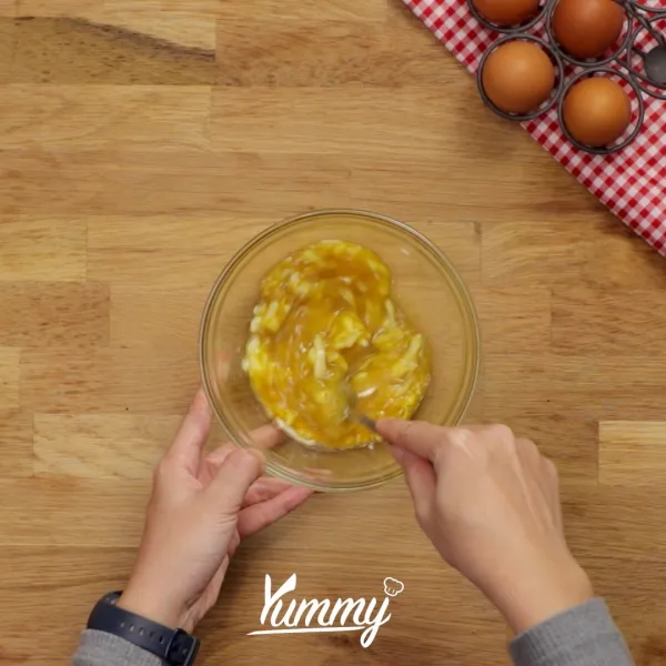 Kocok 2 butir telur bersama dengan kecap ikan, gula, merica, dan keju mozzarella. Sisihkan.