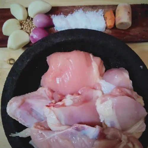 Siapkan bumbu dan daging ayam yang sudah dicuci bersih.