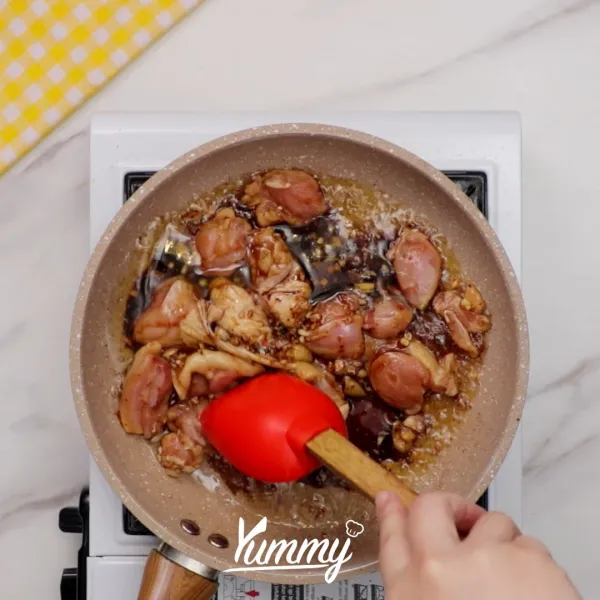 Tuang sisa bumbu, masak hingga matang.