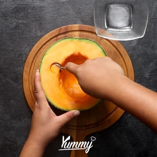 Bentuk buah melon menjadi seperti bentuk kelereng dengan bantuan alat sendok buah. Bekukan buah melon dalam freezer.
