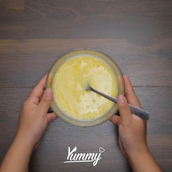Kocok telur dan santan hingga merata. Sisihkan.