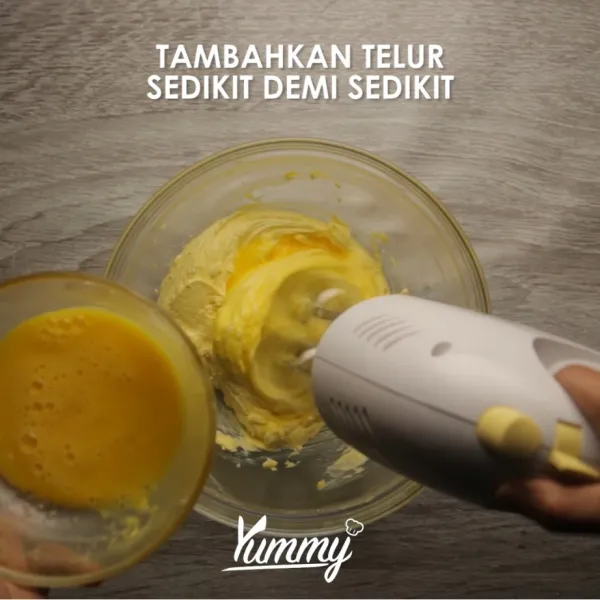 Tambahkan telur yang sudah dikocok (kocok 2 butir telur) sedikit demi sedikit hingga tercampur rata.