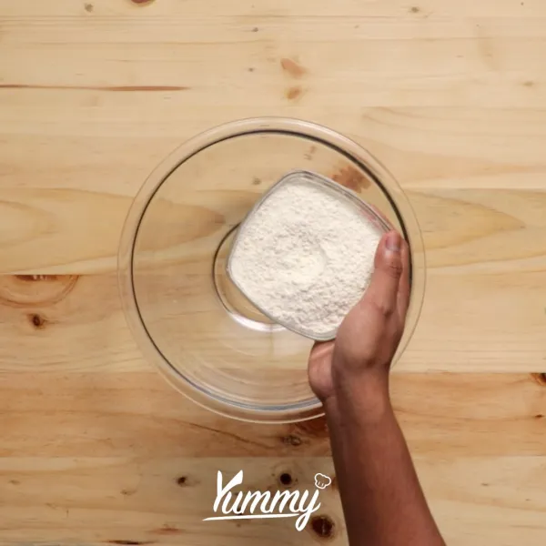 Siapkan wadah lalu masukkan tepung terigu dan garam ke dalamnya. Aduk hingga tercampur rata.