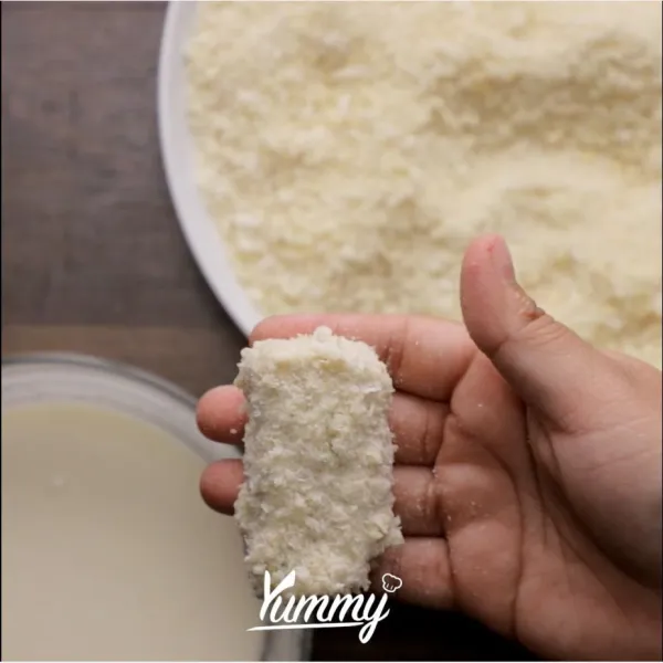 Celupkan ke dalam adonan pencelup kemudian gulingkan di dalam tepung panir.
