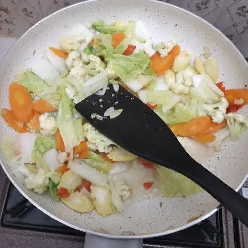 Tumis bawang putih dan cabe hingga harum dan masukkan sayuran.