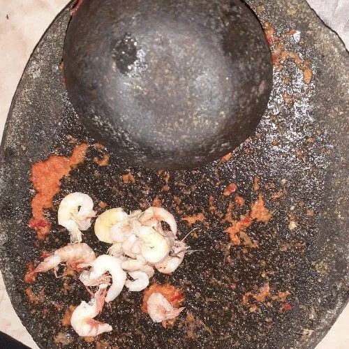 Tambahkan udang, giling halus bersama bumbu tadi.