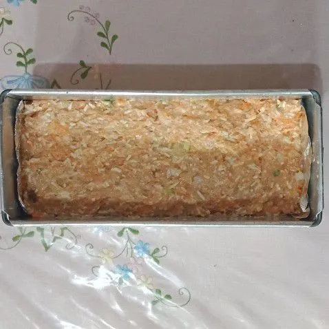 Setelah tercampur rata, tuang ke dalam loyang, lalu kukus selama 30 menit.