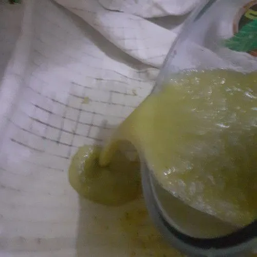 Saring jus yang diblender tadi, buang ampasnya.