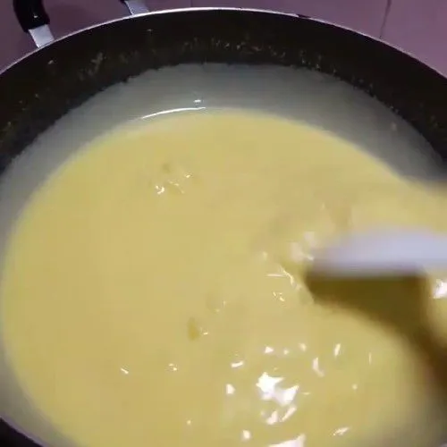Lelehkan margarin, kemudian masukkan campuran adonan ke dalam wajan, masak dengan api kecil hingga kental dan meletup. Adonan harus selalu diaduk agar tercampur rata dan tidak gosong.