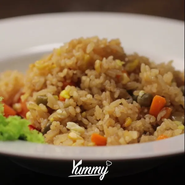 Sajikan nasi goreng selagi hangat. Layaknya yang dijajakan oleh penjual nasi goreng terdekat.