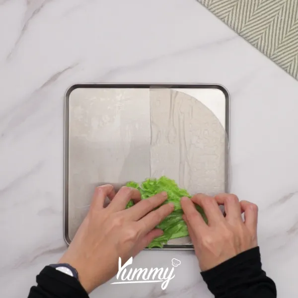 Susun lettuce, daun mint, daun basil, timun, paprika merah, wortel, gulung hingga 1/2nya. Susun udang di atas rice paper, gulung hingga membentuk roll.