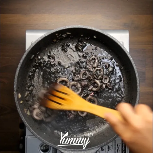 Masukkan tinta cumi, cabai rawit, gula, garam, merica. Aduk hingga merata.