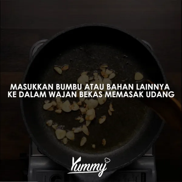 Masukkan bumbu atau bahan lainnya ke dalam wajan bekas memasak udang.