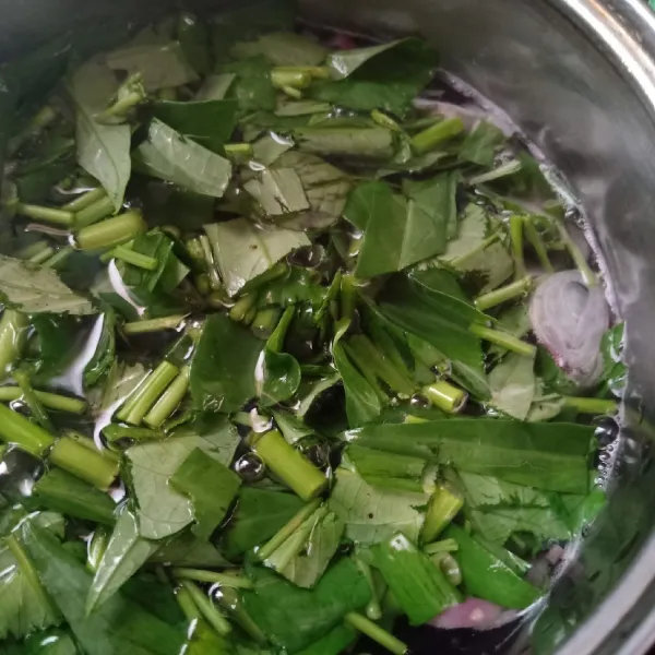 Apabila sudah tercium aroma harum, masukkana kangkung yang sudah dicuci tadi, aduk rata pastikan terendam sempurna.