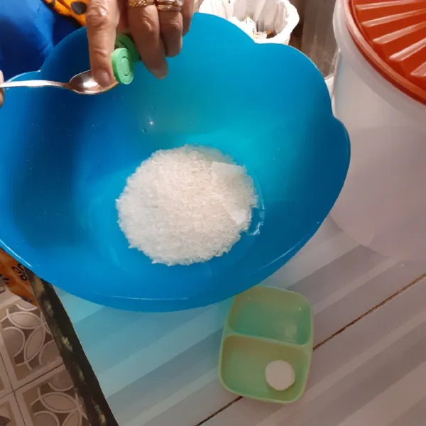 Cuci bersih beras dan beri satu tetes pewarna makanan hijau.