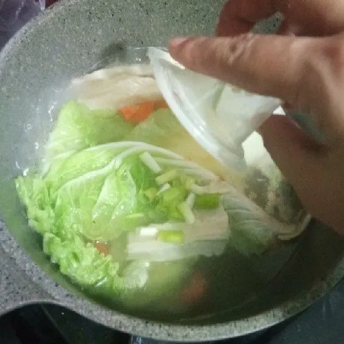 Tambahkan irisan daun bawang.